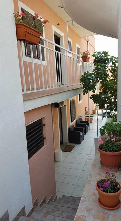 Apartments Alissa Hvar Town Exterior photo