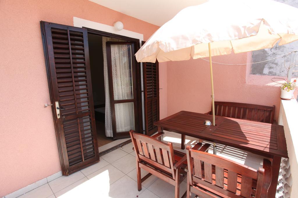 Apartments Alissa Hvar Town Exterior photo
